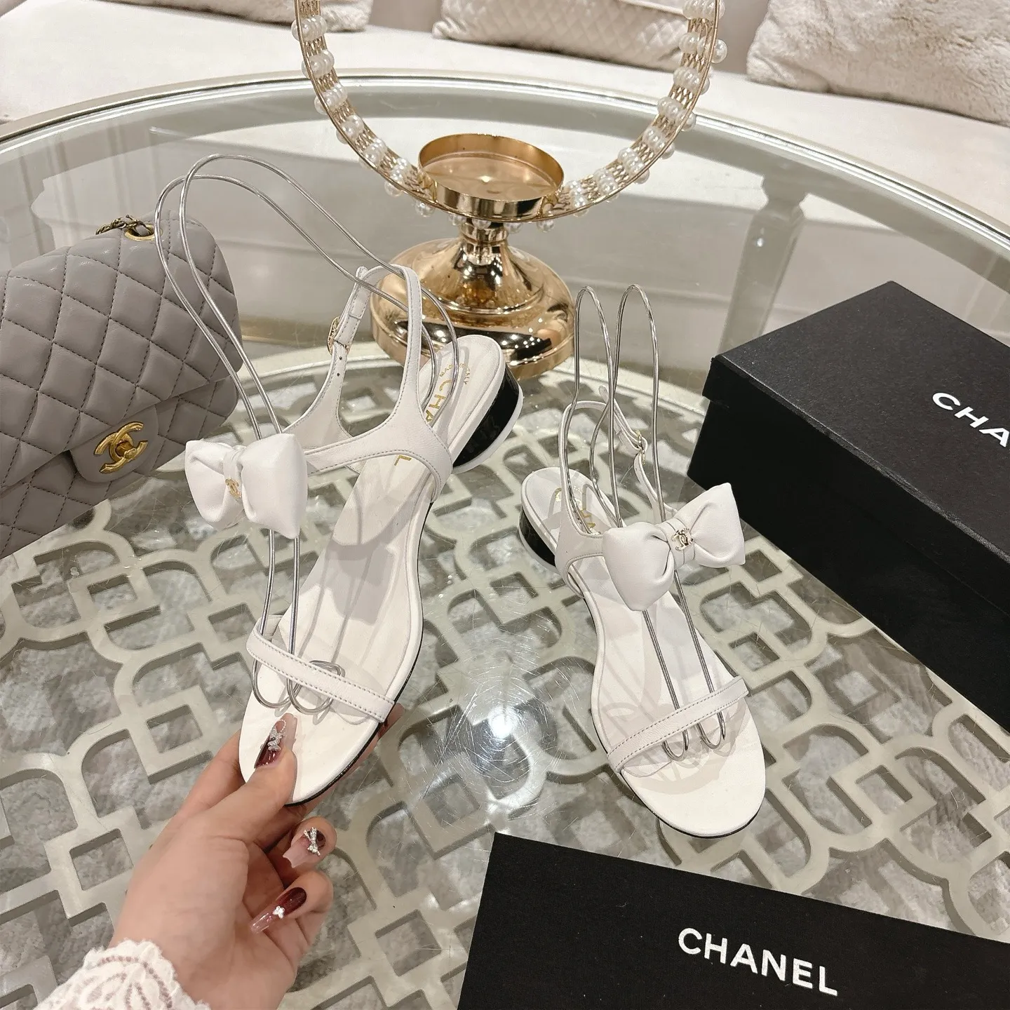 👟👟Ex-factory price 560👟👟 CHANEL 25ss spring and summer new counter top double C bow sandals. This classic design; bow with double C embellishment, playful and elegant, multiple color matching elements... Diversified mix and match is very beautiful and versatile, very light and comfortable on the feet, super delicate and elegant... ꫛꫀꪝ Go➫ Material: Upper: Original customized imported sheepskin Inner: Original custom-made sheepskin lining Outsole: Original custom-made Italian through-dyed genuine leather outsole Size: 35–40 (40 and 41 are custom-made and cannot be returned or exchanged)